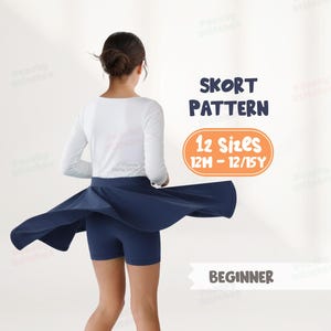 Puede incluir: Una mujer con una camiseta blanca de manga larga y un skort azul marino. El skort es una combinación de pantalones cortos y falda. La imagen incluye el texto: "SKORT PATTERN", "12 Sizes 12M - 12/15Y" y "BEGINNER".