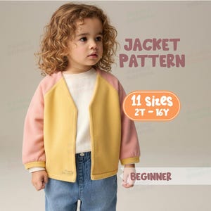 以下が含まれることがあります： 黄色とピンクのカラーブロックジャケットを着た子供。下には白いシャツを着ています。画像には「JACKET PATTERN」、「11サイズ2T～16Y」、「BEGINNER」という文字が含まれています。