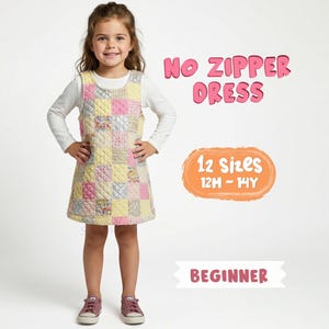 Puede incluir: Una niña con un vestido patchwork sobre una camiseta blanca de manga larga. El vestido presenta cuadrados amarillos, rosas y florales. La imagen incluye texto: "NO ZIPPER DRESS", "12 Sizes 12M - 14Y" y "BEGINNER".