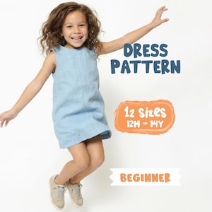 Peut inclure: Une jeune fille porte une robe bleu clair. Le patron de la robe est pour débutants et est disponible en 12 tailles, de 12 mois à 14 ans. Le texte "DRESS PATTERN" est affiché au-dessus de la fille.