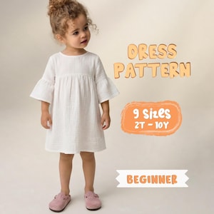 Può includere: Una bambina indossa un vestito bianco con maniche svasate e vita arricciata. L'immagine include il testo: "DRESS PATTERN", "9 Taglie 2T - 10Y" e "PRINCIPIANTE".