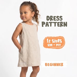 Op de afbeelding: Een mouwloze beige jurk met zijzakken. De tekst aan de rechterkant luidt: DRESS PATTERN, 12 Sizes 12M-14Y en BEGINNER. De jurk heeft een eenvoudige ronde halslijn en een recht silhouet, met een klein Peachy Stitches logo bij de zoom.