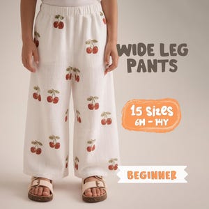 Puede incluir: Pantalones blancos de pernera ancha con estampado de cerezas. Los pantalones tienen cintura elástica y están decorados con cerezas rojas y hojas verdes. El texto de la imagen dice "WIDE LEG PANTS", "15 Sizes 6M-14Y" y "BEGINNER".