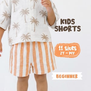 以下が含まれることがあります： ヤシの木の模様が入った白いシャツと、オレンジと白のストライプのショートパンツを着た子供。画像には「KIDS SHORTS」、「11 sizes 2T-14Y」および「BEGINNER」というテキストが含まれています。