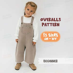 Puede incluir: Una niña con un mono beige y una camiseta blanca de manga larga. El mono tiene un bolsillo delantero y cierres de botón. El texto en la imagen dice "OVERALLS PATTERN", "13 Tallas 6M - 10Y" y "BEGINNER".