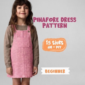 Könnte beinhalten: Ein rosa Latzkleid-Schnittmuster für Anfänger. Das Bild zeigt eine junge Person, die ein rosa Kleid mit einer Tasche trägt. Der Text auf dem Bild lautet "Pinafore Dress Pattern", "15 Größen 6M-14Y" und "Anfänger".