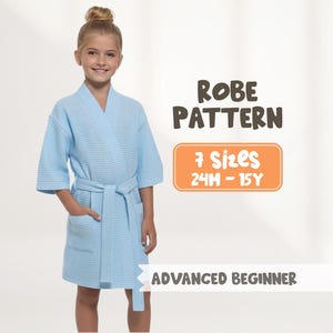 Peut inclure: Une robe gaufrée bleu clair avec une ceinture et des poches assorties. La robe est portée par une jeune personne. Le texte sur l'image indique "ROBE PATTERN", "7 Tailles 24M - 15Y" et "ADVANCED BEGINNER".