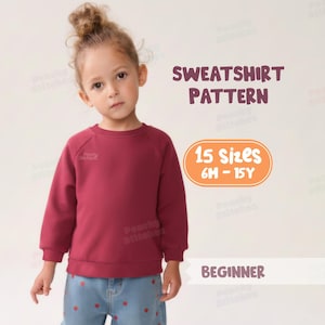 Könnte beinhalten: Ein Kind trägt ein weinrotes Sweatshirt und blaue Jeans mit Herzmustern. Das Bild enthält Text: "SWEATSHIRT PATTERN", "15 Sizes 6M - 15Y" und "BEGINNER".