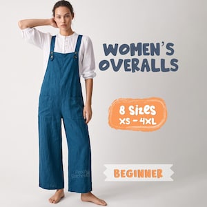 Puede incluir: Peto azul oscuro con dos bolsillos delanteros y tirantes con botones, sobre una camisa blanca de manga larga. El texto dice: WOMEN'S OVERALLS, 8 SIZES XS-4XL y BEGINNER. El nombre de la marca Peachy Stitches es visible en el dobladillo.