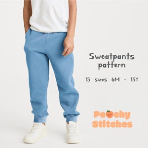 Peut inclure: Pantalon de survêtement bleu clair avec des poignets élastiques et une taille à cordon. L'image comprend le texte "Sweatpants pattern" et "15 tailles 6M - 15Y". Le logo Peachy Stitches est également visible.