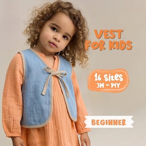 Puede incluir: Una niña lleva un chaleco azul claro con ribete beige y lazo sobre un vestido naranja. Se ve el texto "VEST FOR KIDS", "16 Sizes 3M - 14Y" y "BEGINNER". Ropa para niños.