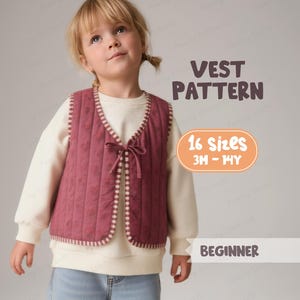 Può includere: Un bambino indossa un gilet trapuntato color rosa intenso con un bordo a righe bianche e rosse. Il gilet ha una chiusura con fiocco ed è abbinato a una felpa bianca. Il testo sull'immagine recita "VEST PATTERN", "16 Taglie 3M - 14Y" e "BEGINNER".