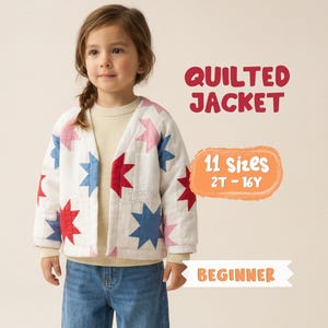 Może przedstawiać: Dziecięca biała pikowana kurtka z wzorem gwiazd w kolorze czerwonym, niebieskim i różowym. Kurtka ma otwarty przód i jest połączona z niebieskimi dżinsami. Tekst na zdjęciu brzmi "Quilted Jacket", "11 Sizes 2T-16Y" i "Beginner".