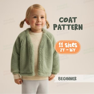 Puede incluir: Un niño lleva un abrigo verde claro y esponjoso sobre un suéter beige y pantalones grises. La imagen incluye el texto "COAT PATTERN", "11 tallas 2T - 16Y" y "BEGINNER".