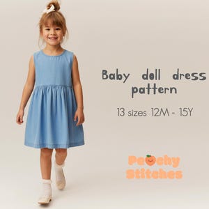 Könnte beinhalten: Ein junges Mädchen trägt ein ärmelloses, hellblaues Baby-Doll-Kleid mit geraffter Taille und ausgestelltem Rock. Der Text auf dem Bild lautet "Baby doll dress pattern" und "13 Größen 12M - 15Y". Das Peachy Stitches Logo ist ebenfalls zu sehen.