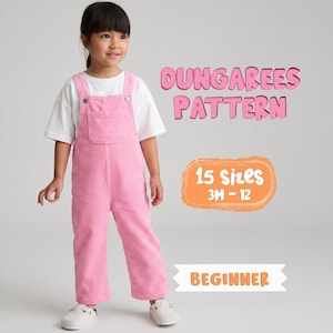 以下が含まれることがあります： ピンクのコーデュロイのオーバーオールと白いTシャツを着た子供。オーバーオールにはフロントポケットと調節可能なストラップが付いています。画像には「DUNGAREES PATTERN」、「15 Sizes 3H-12」および「BEGINNER」と書かれています。