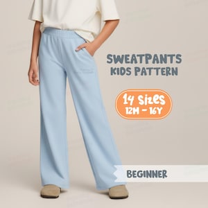 Puede incluir: Pantalones de chándal azul claro con pernera ancha. La imagen incluye el texto "SWEATPANTS KIDS PATTERN", "14 tallas 12M - 16Y" y "BEGINNER". Los pantalones tienen un pequeño logotipo en la pierna izquierda.