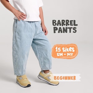 Puede incluir: Pantalones tipo barril de mezclilla azul claro con ajuste relajado y cintura elástica. El texto en la imagen dice BARREL PANTS, 15 Sizes 12M - 14Y, y BEGINNER. Los pantalones se muestran combinados con una camiseta blanca y zapatillas deportivas.