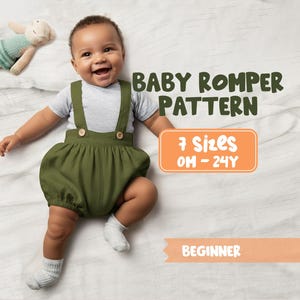 Pode incluir: Um bebé a usar um romper verde-oliva com suspensórios e botões de madeira. O texto "BABY ROMPER PATTERN" é exibido em verde, com um retângulo laranja que diz "7 Sizes 0M-24Y". Um pequeno animal de pelúcia está no canto superior esquerdo.