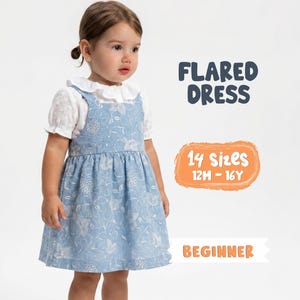 Op de afbeelding: Een jong kind draagt een lichtblauwe uitlopende jurk met daaronder een witte blouse. De jurk heeft een bloemenpatroon. De tekst op de afbeelding luidt "FLARED DRESS", "14 Maten 12M - 16Y" en "BEGINNER".