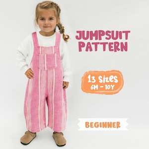 Puede incluir: Una niña con un mono a rayas rosas y blancas. El mono tiene un bolsillo y perneras anchas. El texto en la imagen dice "Jumpsuit Pattern", "13 tallas 6M-10Y" y "Beginner". La niña lleva una camiseta blanca de manga larga y zapatos marrones.