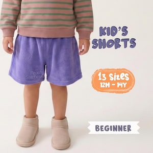 Może przedstawiać: Dziecko w lawendowych szortach i bluzce w paski. Szorty mają miękki, teksturowany wygląd. Obraz zawiera tekst: "Kid's Shorts", "13 Sizes 12M - 14Y" i "Beginner".