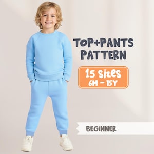 Könnte beinhalten: Ein Kind trägt einen hellblauen Trainingsanzug, bestehend aus einem Sweatshirt und einer Jogginghose. Der Text auf dem Bild lautet "TOP+PANTS PATTERN", "15 Sizes 6M-15Y" und "BEGINNER". Das Kind trägt weiße Turnschuhe.