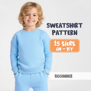 Puede incluir: Un niño viste una sudadera azul claro y un pantalón deportivo a juego. La imagen incluye el texto "SWEATSHIRT PATTERN", "15 Tallas 6M - 15Y" y "BEGINNER". El niño sonríe. La imagen es probablemente un anuncio de un patrón de costura.