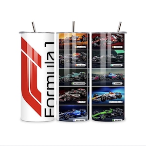 Op de afbeelding: Een witte beker met een rood en wit Formula 1-logo en de zwarte woorden "Formula 1". De andere kant toont afbeeldingen van Formula 1-raceauto's van verschillende teams, waaronder McLaren, Ferrari en Mercedes.
