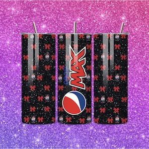 Puede incluir: Tres vasos negros cubiertos de purpurina con lazos rojos y logotipos de Pepsi Max. El vaso central presenta el logotipo de Pepsi Max y la palabra "MAX" en rojo y blanco. Cada vaso tiene una pajita plateada.