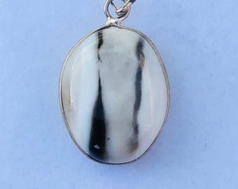 Colgante de piedra de ágata 100 % natural, en marco de metal blanco / Joyería de piedras preciosas hecha a mano