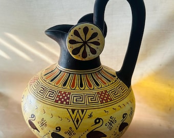博物館のレプリカ - 手描きの装飾が施された古代ギリシャの陶器の