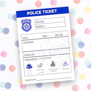 Pode incluir: Um bilhete da polícia azul e branco com as palavras "POLICE TICKET" no topo. O bilhete inclui campos para informações do oficial, data, hora, violação e opções de punição, como multa, tempo na prisão, serviço comunitário ou um aviso.