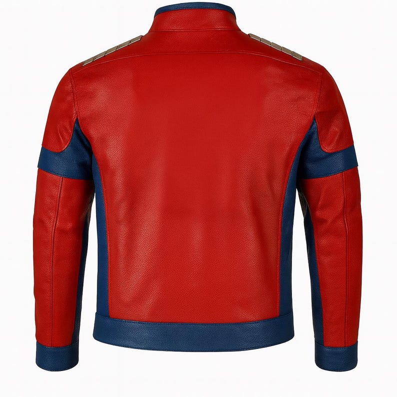 K&ouml;nnte beinhalten: Rote Lederjacke mit blauen Akzenten. Die Jacke hat einen Stehkragen, Schulterdetails und blaue Eins&auml;tze an den Seiten und &Auml;rmeln. Die R&uuml;ckansicht zeigt das Design und die N&auml;hte der Jacke.