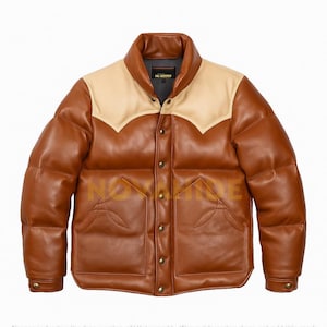 Puede incluir: Chaqueta acolchada de cuero marrón con canesú y cuello color beige. La chaqueta tiene cierre de botones, dos bolsillos delanteros y un diseño acolchado. El texto "NO HIDE" está impreso en la parte delantera.