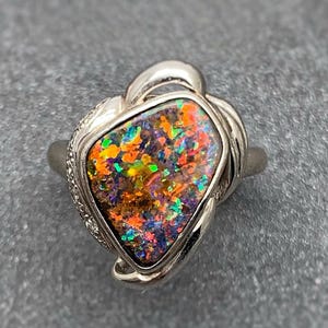 Vintage japanischer Eisen Boulder Opal Ring mit Regenbogen Feuer, 18K Gold Fassung, Einzigartiges & Elegantes Schmuckstück.Geburtstagsgeschenk