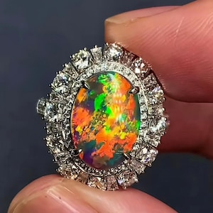 Anillo de ópalo negro Lightning Ridge hecho a mano, con halo de diamantes y oro de 18 quilates. Joyería de ópalo australiano. Regalo ideal.