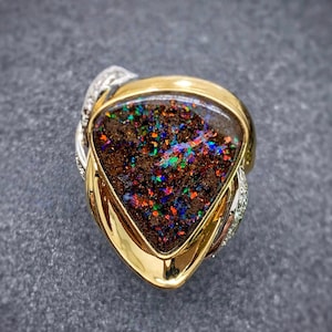 Vintage Australischer Boulder Opal Ring, Set in 18K Gold, einzigartiger antiker Schmuck, handgefertigte Eleganz, seltener Fund, perfektes Geschenk für Sie