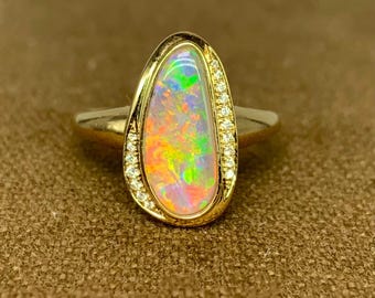 Australian Opal Ring: 18K Gold Wedding Jewelry with Diamonds