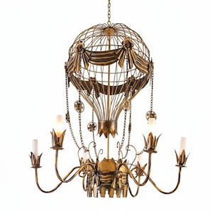 Puede incluir: Una lámpara de araña dorada de estilo steampunk con forma de globo aerostático. La lámpara presenta una jaula esférica, cadenas decorativas y seis luces con forma de vela. El diseño incluye detalles florales y cintas, creando una estética vintage.