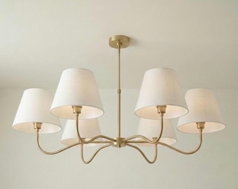 Moderne koperen lineaire kroonluchter met witte stoffen kappen – Halverwege de eeuw hangverlichting