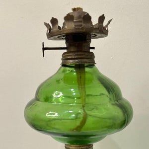 Vintage Grünes Glas Öllampe – Mid Century Hong Kong Petroleumlampe – Geprägtes Pressglas, Retro Wohndekor