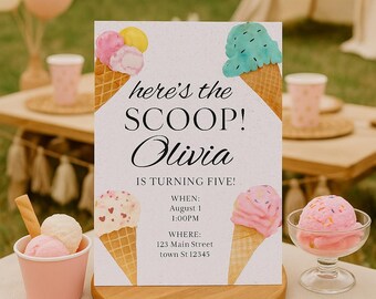 Op de afbeelding: Een uitnodiging voor een feestje met illustraties van ijshoorntjes en de tekst "Here's the Scoop! Olivia wordt vijf!" De uitnodiging staat op een houten standaard, omringd door ijs, hoorntjes en feestartikelen. Het kleurenpalet omvat roze, geel en turquoise.