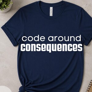 Divertente maglietta da programmatore - Maglietta "Code Around Consequences" - Regalo per programmatore, maglietta per sviluppatore, regalo per ingegnere del software, umorismo informatico unisex