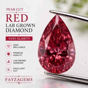 Könnte beinhalten: Ein birnenförmiger, im Labor gezüchteter roter Diamant mit VVS1-Reinheit. Der Text lautet: PEAR CUT RED LAB GROWN DIAMOND, VVS1 CLARITY, HIGH BRILLIANCE, PREMIUM QUALITY, LAB GROWN DIAMOND, EXCELLENT CUT und FAYZAGEMS. Gehalten von einer Metallpinzette.