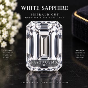 Puede incluir: Una gema de zafiro blanco con corte esmeralda y facetas rectangulares nítidas. El texto dice WHITE SAPPHIRE, EMERALD CUT, MULTIPLE SIZES AVAILABLE, FAYZAGEMS, TIMELESS ELEGANCE NATURAL BEAUTY, PREMIUM GEMSTONE FOR FINE JEWELRY, A RARE GEM FOR YOUR SPECIAL CREATIONS.