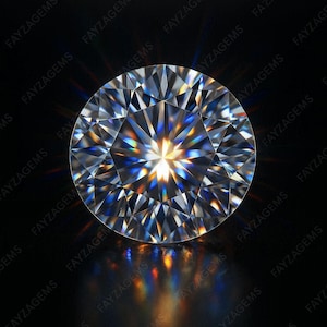 Peut inclure: Un diamant rond taillé en brillant, avec de nombreuses facettes, reflétant la lumière dans un spectre de couleurs. Le diamant est posé sur un fond noir, créant un contraste saisissant et soulignant son éclat. L'image est un gros plan.