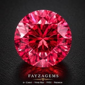 Könnte beinhalten: Ein runder, leuchtend roter Edelstein mit komplizierten Facetten, die das Licht reflektieren. Der Edelstein ist vor einem dunklen Hintergrund platziert, mit dem Text "FAYZAGEMS" und Details zu Karatgewicht, Farbe und Reinheit.