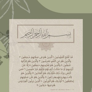 Puede incluir: Una página de texto islámico beige y verde con escritura árabe en la parte superior y traducción al inglés debajo. La página tiene un borde decorativo y un diseño floral. El texto es del Capítulo 23 del Corán.
