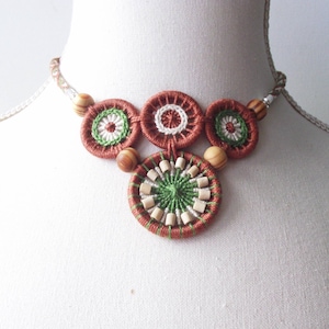Collar llamativo con botones Dorset y trenza Kumihimo, hilo de algodón marrón, crema y verde, ajustable.